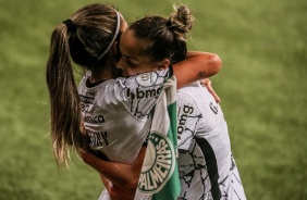 Diany e Gabi Portilho durante partida entre Corinthians e Palmeiras, pelo Brasileiro Feminino