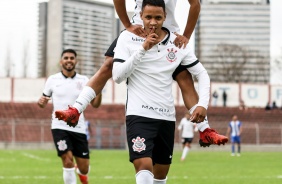 Arthur Sousa e Pedrinho durante jogo entre Corinthians e Nacional-SP pelo Paulista Sub-20