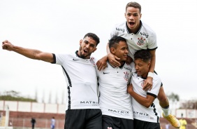 Elenco do Corinthians Sub-20 durante jogo contra o Nacional-SP pelo Paulista Sub-20