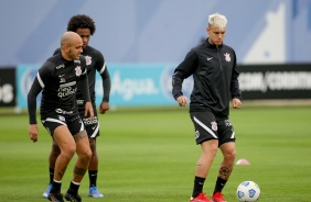 Fábio Santos durante tarde de treinos do Corinthians no CT Joaquim Grava