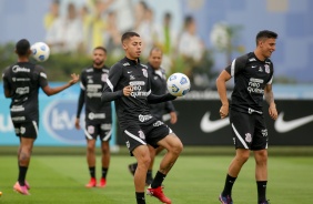 Gabriel Pereira e Mantuan durante tarde de treinos do Corinthians no CT Joaquim Grava