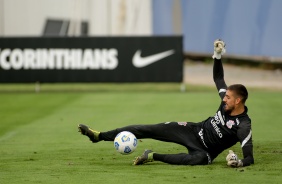 Goleiro Guilherme durante tarde de treinos do Corinthians no CT Joaquim Grava