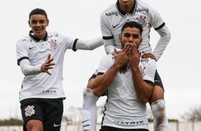 Jogadores do Sub-20 durante jogo entre Corinthians e Nacional-SP pelo Paulista Sub-20