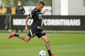 Luan durante tarde de treinos do Corinthians no CT Joaquim Grava