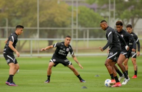 Mantuan, Gabriel e companheiros durante tarde de treinos do Corinthians no CT Joaquim Grava