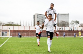 Pedrinho durante jogo entre Corinthians e Nacional-SP pelo Paulista Sub-20