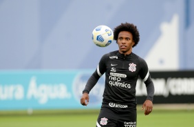 Willian durante tarde de treinos do Corinthians no CT Joaquim Grava