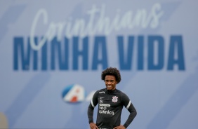 Willian durante tarde de treinos do Corinthians no CT Joaquim Grava
