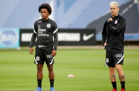 Willian e Rger Guedes durante tarde de treinos do Corinthians no CT Joaquim Grava