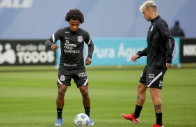 Willian e Róger Guedes durante tarde de treinos do Corinthians no CT Joaquim Grava