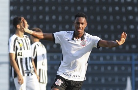 Cauê comemorando seu gol no jogo entre Corinthians e Santos pelo Brasileiro Sub-20