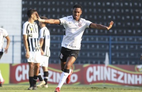 Cauê comemorando seu gol no jogo entre Corinthians e Santos pelo Brasileiro Sub-20