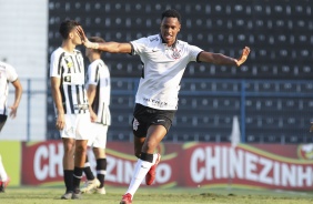 Cau comemorando seu gol no jogo entre Corinthians e Santos pelo Brasileiro Sub-20