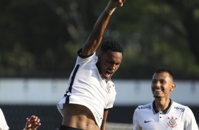 Cauê comemorando seu gol no jogo entre Corinthians e Santos pelo Brasileiro Sub-20