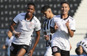 Cauê e Keven comemorando seus gols no jogo entre Corinthians e Santos pelo Sub-20
