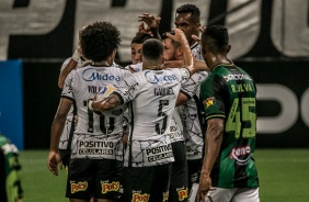 Elenco comemorando o gol de empate do Corinthians no jogo contra o América-MG