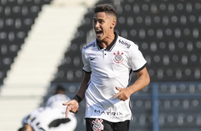 Keven Vinicius comemorando seu gol no jogo entre Corinthians e Santos pelo Brasileiro Sub-20