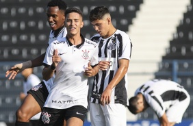 Keven Vinicius comemorando seu gol no jogo entre Corinthians e Santos pelo Brasileiro Sub-20