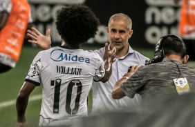 Willian e Sylvinho no jogo entre Corinthians e América-MG