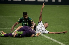 Atacante Jô durante duelo entre Corinthians e América-MG, na Neo Química Arena