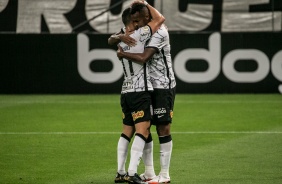Giuliano e Jô se abraçam em comemoração ao gol do meia contra o América-MG
