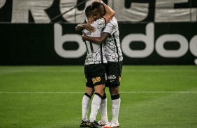 Giuliano e J se abraam em comemorao ao gol do meia contra o Amrica-MG