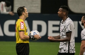 Jô conversa com o juiz da partida entre Corinthians e América-MG, pelo Brasileirão