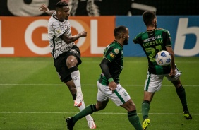 Jô durante partida entre Corinthians e América-MG