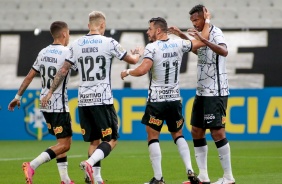 Jogadores do Corinthians comemoram o gol de Giuliano na partida entre Corinthians e Amrica-MG