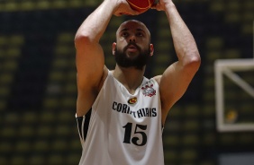 Carbonari durante partida contra o Mogi, válida pelo Paulista de Basquete
