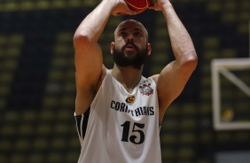 Carbonari durante partida contra o Mogi, vlida pelo Paulista de Basquete