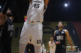 Carbonari em quadra durante partida contra o Mogi, vlida pelo Paulista de Basquete