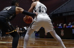 Carbonari em quadra durante partida contra o Mogi, vlida pelo Paulista de Basquete