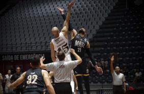 Carbonari em quadra durante partida contra o Mogi, válida pelo Paulista de Basquete
