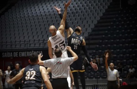 Carbonari em quadra durante partida contra o Mogi, vlida pelo Paulista de Basquete