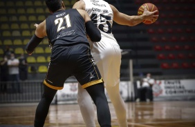 Carbonari em quadra durante partida contra o Mogi, válida pelo Paulista de Basquete