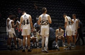 Corinthians em quadra durante partida contra o Mogi, vlida pelo Paulista de Basquete