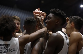 Corinthians em quadra durante partida contra o Mogi, válida pelo Paulista de Basquete