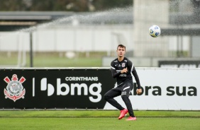 Lucas Piton no treinamento do Corinthians, no CT Dr. Joaquim Grava