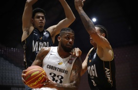 Malcolm Miller em quadra durante partida contra o Mogi, válida pelo Paulista de Basquete