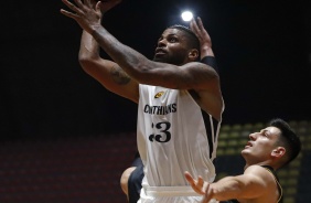 Malcolm Miller em quadra durante partida contra o Mogi, válida pelo Paulista de Basquete