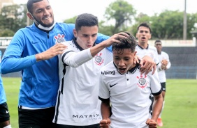 Pedrinho comemora seu gol no jogo entre Corinthians e Juventus, pelo Sub-20