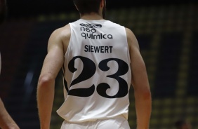 Siewert durante partida contra o Mogi, válida pelo Paulista de Basquete