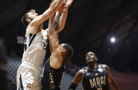 Siewert durante partida contra o Mogi, válida pelo Paulista de Basquete