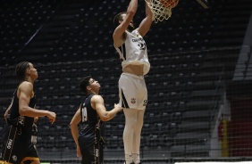 Siewert em quadra durante partida contra o Mogi, válida pelo Paulista de Basquete