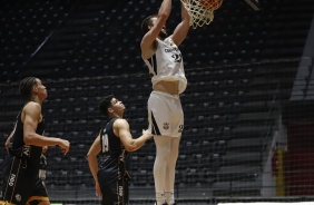 Siewert em quadra durante partida contra o Mogi, vlida pelo Paulista de Basquete