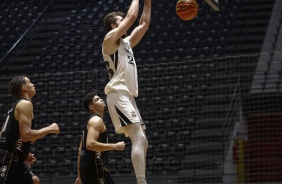 Siewert em quadra durante partida contra o Mogi, válida pelo Paulista de Basquete