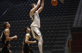 Siewert em quadra durante partida contra o Mogi, vlida pelo Paulista de Basquete