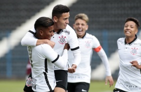 Thomas e Juan comemorando gol no jogo entre Corinthians e Juventus, pelo Paulista Sub-20