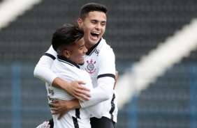 Thomas e Juan comemorando gol no jogo entre Corinthians e Juventus, pelo Paulista Sub-20